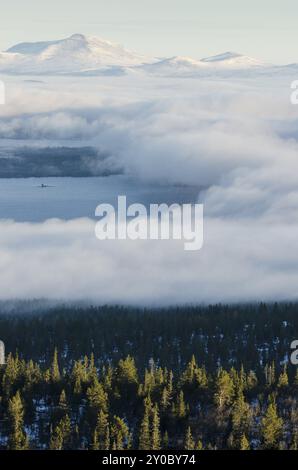 Morgennebel über dem Isteren-See, Engerdalsfjellet, Hedmark Fylke, Norwegen, Oktober 2011, Europa Stockfoto