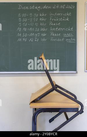 Klassenzimmer der vierten Klasse, nach der Schule ist das Gebäude älter, aber in gutem Zustand, Fahrplan Stockfoto