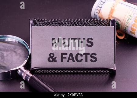 Business, Finanzen und Fakten im Vergleich zum Mythos. Symbol für Fakten und Mythen. Konzeptworte Fakten und Mythen auf der Karte in dunklen Farben Stockfoto