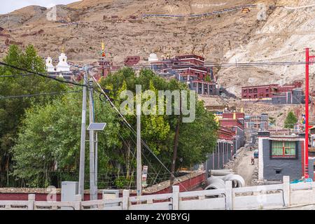 Typische tibetische Häuser entlang der Straße zum Sakya Kloster, Shigatse Präfektur, Tibet, China Stockfoto