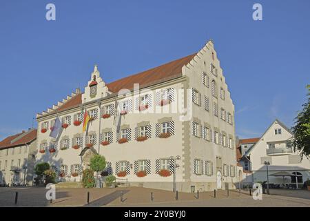 Rathaus erbaut 1667, altes Schloss mit deutscher Nationalflagge, EU-Flagge und Stadtflagge, Stufengiebel, Tettnang, Bodenseegebiet, Baden-Württemberg Stockfoto