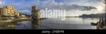 Die alte Burg von Rapallo, erbaut am ligurischen Meer Stockfoto