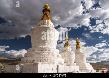 Stupa Sakya Kloster in Shigatse Tibet China, Sonnenuntergang Himmel Stockfoto