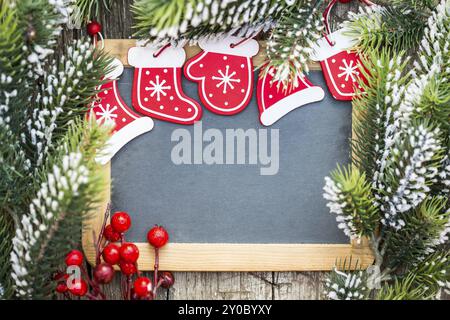 Tafelschachtel, eingerahmt in wunderschönen Weihnachtsbaumzweigen und Dekorationen. Konzept für Winterferien. Kopieren Sie den Platz für Ihren Text Stockfoto