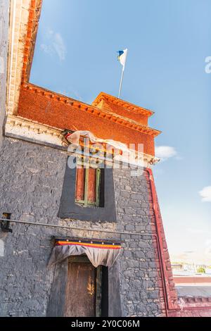 Erkunden Sie die berühmte rote, graue und weiße Fassade des Sakya-Klosters in Tibet, ein Zeugnis des jahrhundertelangen spirituellen Erbes und der architektonischen Schönheit. Stockfoto