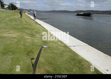 Skaliertes Modell der Venus (Vorderseite) und des Wracks von Jehulm (Hintergrund), Solar System Walk, Port Stanley, Falklandinseln, Südamerika Stockfoto