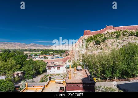 Blick auf Gyangze Palkor Kloster (Baiju Tempel). Genommen auf dem Gyangtse (Gyangze) von Tibet. Stockfoto