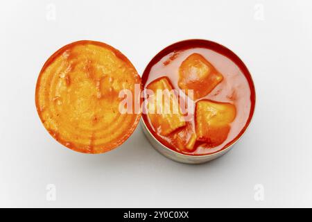 Offene Dose mit Ravioli auf weißem Hintergrund Stockfoto