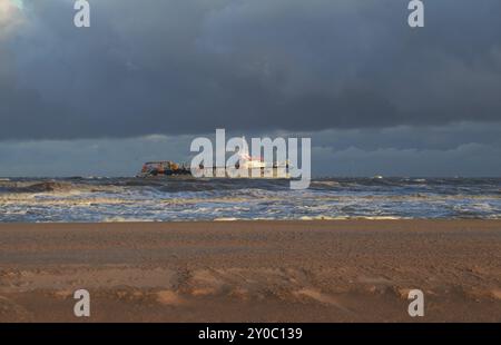 Schiff segelt in der Nordsee bei Sonnenaufgang, Holland Stockfoto