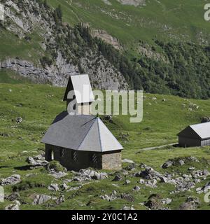 Alte Kapelle hoch oben auf einer Bergwiese im Kanton Appenzell. Meglisalp Stockfoto