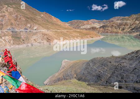 Wunderschöne Aussicht vom Simi La Pass in der Nähe des Manla Reservoir, Tibet, blauer Himmel Stockfoto