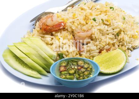 Gebratener Reis mit Garnelen, Ei, Gurke, Chili, Fischsauce und Zitrusfrüchte in einer blauen Platte auf weißem Hintergrund Stockfoto