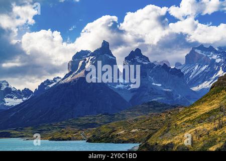 Blick auf die Cuernos Del Paine Berge und den See Pehoe im Torres del Paine Nationalpark in Chile Stockfoto