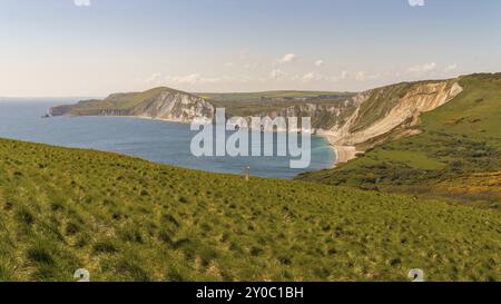 Wandern auf dem South West Coast Path, bei Worbarrow Bay, in der Nähe von Tyneham, Jurassic Coast, Dorset, Großbritannien suchen Stockfoto