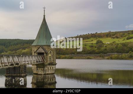 Am Abend Blick auf die Pontsticill Behälter und Ventil Turm in der Nähe von Merthyr Tydfil, Mid Glamorgan, Wales, Großbritannien Stockfoto