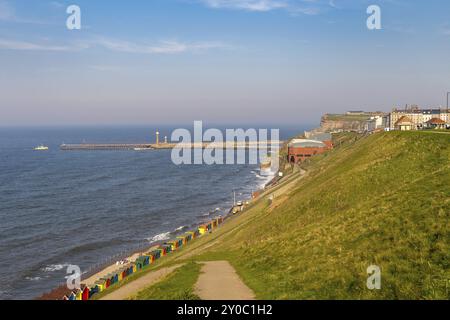 Whitby, North Yorkshire, England, Vereinigtes Königreich, Mai 08, 2016: Blick auf die Skyline von Whitby, die Strandhütten und den Pier, von der North Promenade aus gesehen Stockfoto