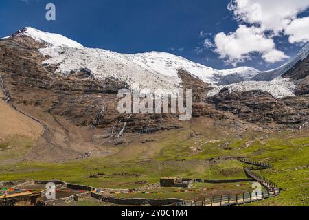 Ein Bild des Karo-la-Gletschers (Berg Noijin Kangsang) aus dem Jahr 2019 in Tibet, der aufgrund der globalen Erwärmung rasch zurückgeht. Stockfoto