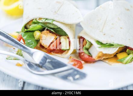 Frische Hähnchen Wraps gemacht auf eine Vintage-Hintergrund (Tiefenschärfe) Stockfoto