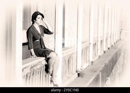 Frau auf Einem Balkon. Retrospektive Überprüfung. 20-s XX Jahrhundert Stockfoto