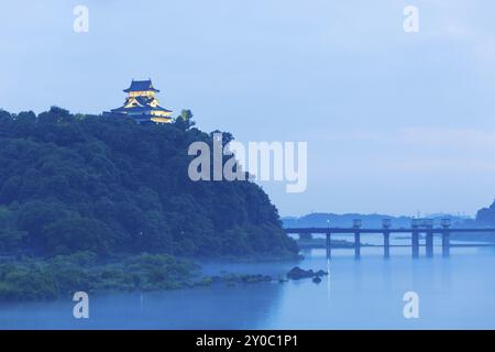 Abend am Fluss Kiso aus fernen Inuyama Burg auf einem Waldhügel zur blauen Stunde in der Präfektur Gifu, Japan. Horizontale Stockfoto