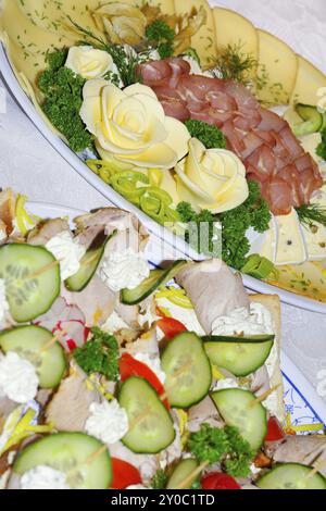 Verschiedene Kaltplatten. Verschiedene Kaltplatten plates.canapes Stockfoto