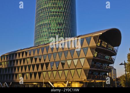 Westhafen Turm und Apartmentblock in Frankfurt Stockfoto