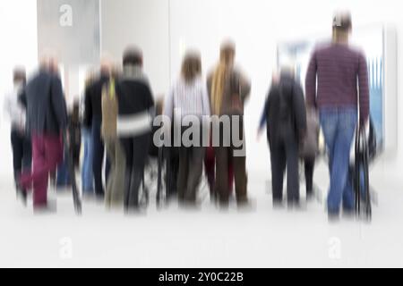 Gruppe von Menschen in einer Ausstellung Stockfoto