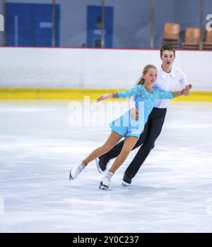 BERLIN, 11. OKTOBER: Ramona Grimm und Markus Koenig beim Ice Dance Test Wettbewerb am 11. Oktober 2014 in Berlin. Reicht von Anfang Stockfoto