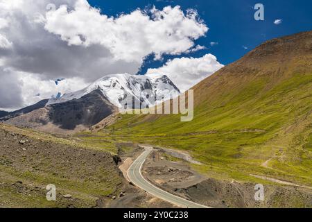 Das Tal und die Berge im Himalaya um den Karola-Gletscher, Tibet Stockfoto