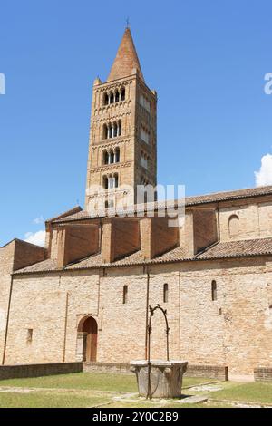 Glockenturm und Detail der Abtei Pomposa, einem Benediktinerkloster in der Provinz Ferrara, Italien. Es ist wahrscheinlich die erste Einigung Stockfoto