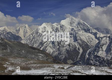 Berge des Langtang Himal von Tserko Ri, beliebter Aussichtspunkt in Kyanjing Gumba Berg gesehen, Langtang Nationalpark, Nepal. Berge Dorje Lhakpa Stockfoto