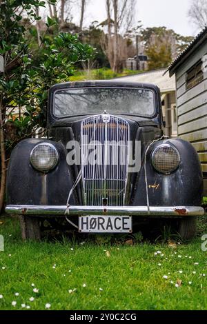 Ein Bild von einem alten Auto, das wie ein Morris 8 aussieht. Das Auto hat ein Nummernschild mit Horace-Aufschrift. Stockfoto