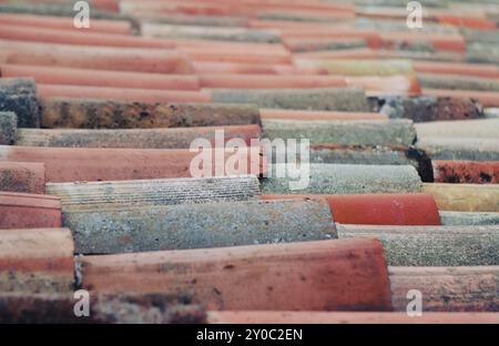 Altes Tonziegeldach. Nahaufnahme der Textur Stockfoto