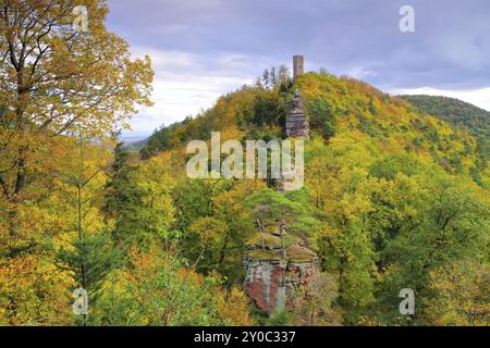 Schloss Scharfenberg im Herbst im Pfälzerwald, Schloss Scharfenberg im Pfälzerwald im Herbst, Deutschland, Europa Stockfoto