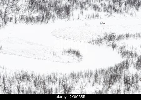 Zwei Skifahrer mit Pulka auf dem gefrorenen Fluss Vistasaelven (Visttasjohka) im Tal Visttasvaggi (Vistasdalen), Kebnekaisefjaell, Norrbotten, Lappland, Stockfoto