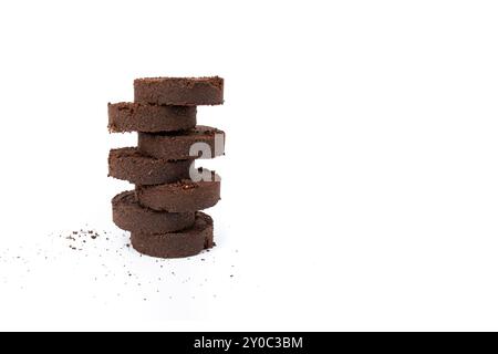 Trockene Kaffeeautomat-Pucks auf weiß gestapelt Stockfoto