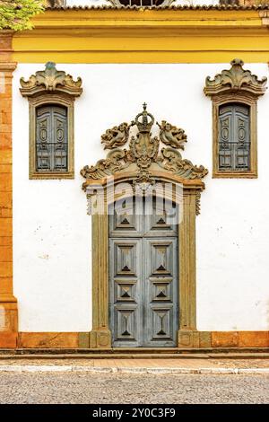 Alte und historische katholische Kirche Fassade im Barock- und koloniale Architektur im Jahre 1763 in der Stadt von Sabara in Minas Gerais gebaut Stockfoto
