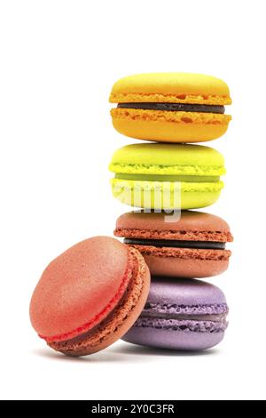 Turm von süßen Macarons auf weißem Hintergrund Stockfoto