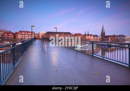 Blick auf den Sonnenuntergang über Bremen von der Brücke, Deutschland, Europa Stockfoto