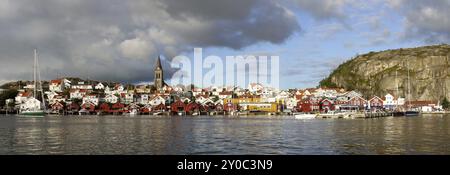 Panorama von Fjaellbacka, bestehend aus drei Bildern. Aus Wikipedia: Fjaellbacka ist eines der beliebtesten Reiseziele auf der schwedischen westküste Stockfoto