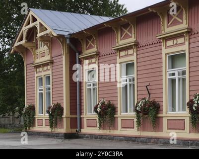 Der Bahnsteig des Haapsalu Bahnhofs war mit 214 Metern der längste überdachte Bahnsteig in Europa zum Zeitpunkt seines Baus. Der Bahnsteig Stockfoto