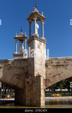 VALENCIA, SPANIEN - 17. MAI 2024: Blick auf die Brücke Pont de la Mar, die die Plaza de America und den Paseo de la Alameda über die alte Turia-Riv verbindet Stockfoto