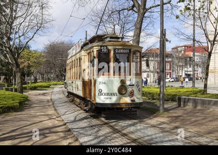 Historische Straßenbahn, Elektrico, betrieben von der Sociedade de Transportes Colectivos do Porto im historischen Zentrum von Porto, Portugal, Stockfoto