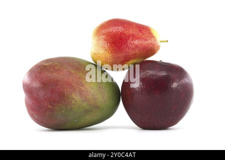 Frische ganze bunte reife Mango, Birnen und rote Apfelfrüchte isoliert auf weißem Hintergrund. Vitamine saftige Früchte Stockfoto