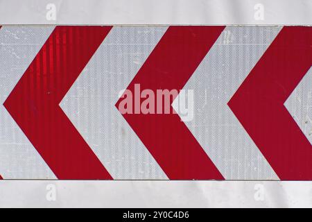 Chevron Warnung Verkehrsschild rote Pfeile Stockfoto