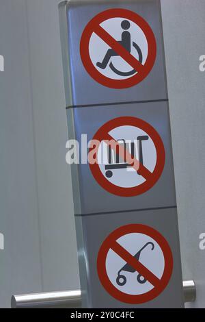 Schild mit drei Verbotsschildern für Rollstühle, Gepäckwagen und Kinderwagen, Toronto Airport, Ontario, Kanada, Nordamerika Stockfoto