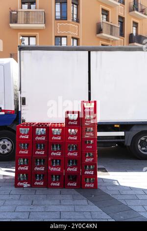 Viele Coca-Cola-Kisten vor einem Lieferwagen in Tarragona, Spanien, Europa Stockfoto