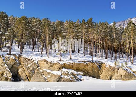 Schnee bedeckt die Berge und den Kiefern am Baikalsee Russland Stockfoto