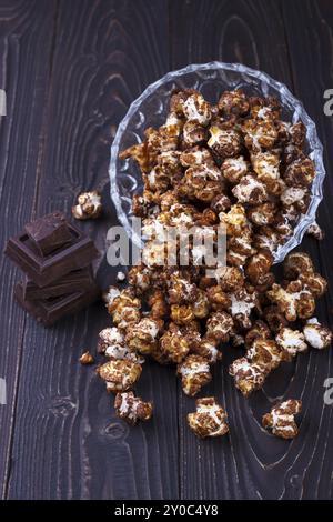 Nahaufnahme von süßen Schoko Popcorn in eine Kristallschale auf hölzernen Hintergrund Stockfoto