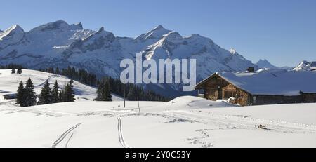 Idyllische Winterlandschaft bei Gstaad, Schweiz. Schneebedeckte Berge Schlauchhorn und Oldenhorn Stockfoto